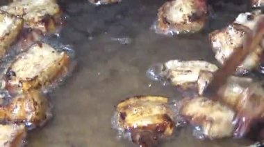 Domuzu parçalara ayır, eti baharatlarla terbiye et ve eti bir tencere yağda kızart.