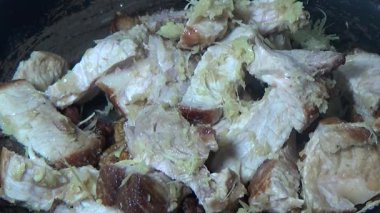 Domuzu parçalara ayır, eti baharatlarla terbiye et ve eti bir tencere yağda kızart.