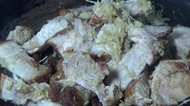 Domuzu parçalara ayır, eti baharatlarla terbiye et ve eti bir tencere yağda kızart.