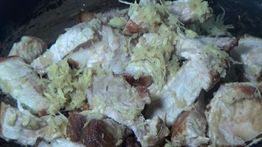 Domuzu parçalara ayır, eti baharatlarla terbiye et ve eti bir tencere yağda kızart.