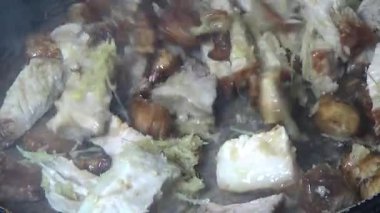 Domuzu parçalara ayır, eti baharatlarla terbiye et ve eti bir tencere yağda kızart.