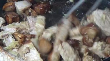 Domuzu parçalara ayır, eti baharatlarla terbiye et ve eti bir tencere yağda kızart.