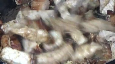 Domuzu parçalara ayır, eti baharatlarla terbiye et ve eti bir tencere yağda kızart.