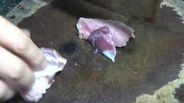 Domuzu parçalara ayır, eti baharatlarla terbiye et ve eti bir tencere yağda kızart.