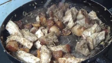 Domuzu parçalara ayır, eti baharatlarla terbiye et ve eti bir tencere yağda kızart.