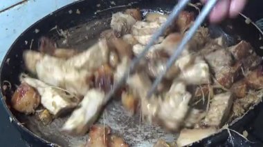 Domuzu parçalara ayır, eti baharatlarla terbiye et ve eti bir tencere yağda kızart.