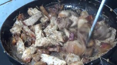 Domuzu parçalara ayır, eti baharatlarla terbiye et ve eti bir tencere yağda kızart.