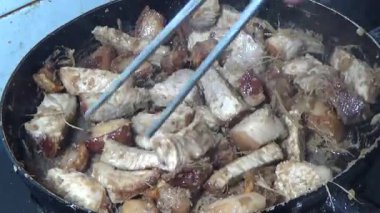 Domuzu parçalara ayır, eti baharatlarla terbiye et ve eti bir tencere yağda kızart.