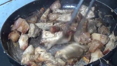 Domuzu parçalara ayır, eti baharatlarla terbiye et ve eti bir tencere yağda kızart.