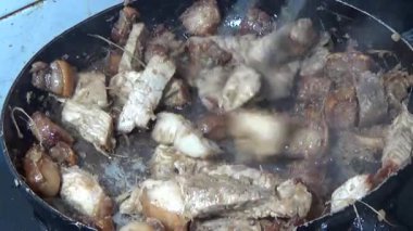 Domuzu parçalara ayır, eti baharatlarla terbiye et ve eti bir tencere yağda kızart.