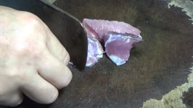 Domuzu parçalara ayır, eti baharatlarla terbiye et ve eti bir tencere yağda kızart.