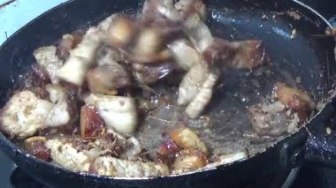 Domuzu parçalara ayır, eti baharatlarla terbiye et ve eti bir tencere yağda kızart.