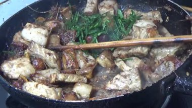 Domuzu parçalara ayır, eti baharatlarla terbiye et ve eti bir tencere yağda kızart.