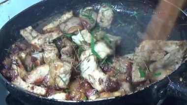 Domuzu parçalara ayır, eti baharatlarla terbiye et ve eti bir tencere yağda kızart.