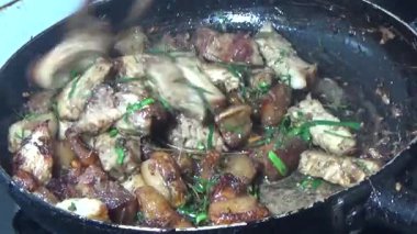 Domuzu parçalara ayır, eti baharatlarla terbiye et ve eti bir tencere yağda kızart.