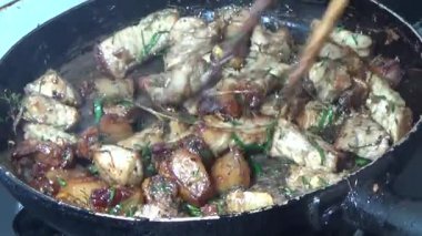 Domuzu parçalara ayır, eti baharatlarla terbiye et ve eti bir tencere yağda kızart.