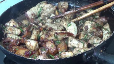 Domuzu parçalara ayır, eti baharatlarla terbiye et ve eti bir tencere yağda kızart.