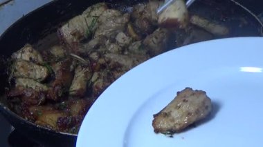 Domuzu parçalara ayır, eti baharatlarla terbiye et ve eti bir tencere yağda kızart.