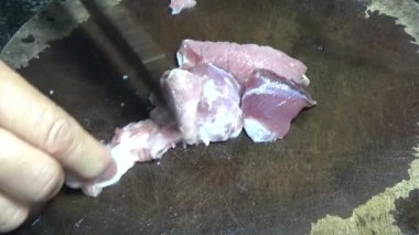 Domuzu parçalara ayır, eti baharatlarla terbiye et ve eti bir tencere yağda kızart.