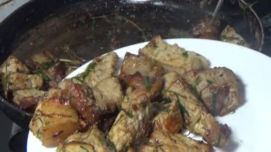 Domuzu parçalara ayır, eti baharatlarla terbiye et ve eti bir tencere yağda kızart.