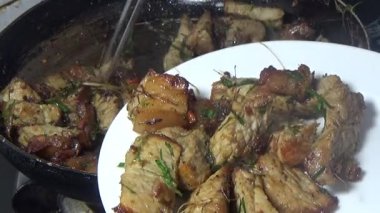 Domuzu parçalara ayır, eti baharatlarla terbiye et ve eti bir tencere yağda kızart.