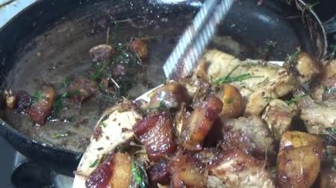 Domuzu parçalara ayır, eti baharatlarla terbiye et ve eti bir tencere yağda kızart.