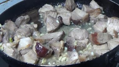 Domuzu parçalara ayır, eti baharatlarla terbiye et ve eti bir tencere yağda kızart.