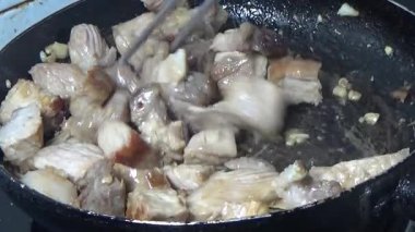 Domuzu parçalara ayır, eti baharatlarla terbiye et ve eti bir tencere yağda kızart.