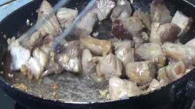 Domuzu parçalara ayır, eti baharatlarla terbiye et ve eti bir tencere yağda kızart.