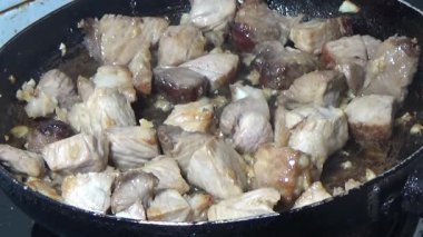 Domuzu parçalara ayır, eti baharatlarla terbiye et ve eti bir tencere yağda kızart.