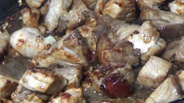 Domuzu parçalara ayır, eti baharatlarla terbiye et ve eti bir tencere yağda kızart.