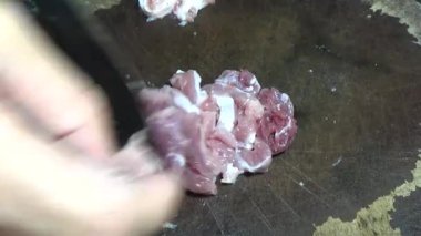 Domuzu parçalara ayır, eti baharatlarla terbiye et ve eti bir tencere yağda kızart.