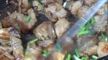 Domuzu parçalara ayır, eti baharatlarla terbiye et ve eti bir tencere yağda kızart.