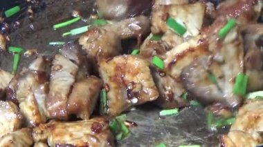 Domuzu parçalara ayır, eti baharatlarla terbiye et ve eti bir tencere yağda kızart.