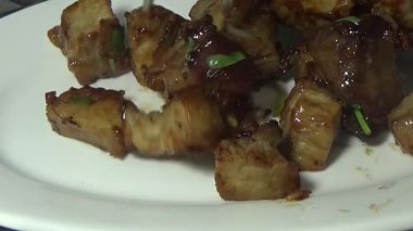 Domuzu parçalara ayır, eti baharatlarla terbiye et ve eti bir tencere yağda kızart.