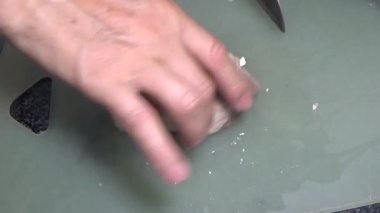 Domuzu parçalara ayır, eti baharatlarla terbiye et ve eti bir tencere yağda kızart.