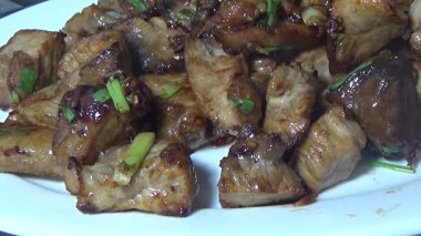 Domuzu parçalara ayır, eti baharatlarla terbiye et ve eti bir tencere yağda kızart.