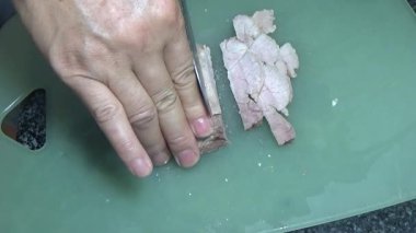 Domuzu parçalara ayır, eti baharatlarla terbiye et ve eti bir tencere yağda kızart.