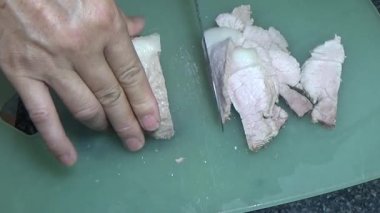 Domuzu parçalara ayır, eti baharatlarla terbiye et ve eti bir tencere yağda kızart.