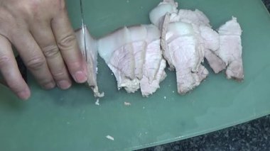 Domuzu parçalara ayır, eti baharatlarla terbiye et ve eti bir tencere yağda kızart.