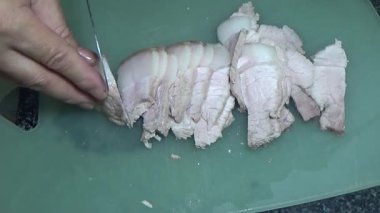 Domuzu parçalara ayır, eti baharatlarla terbiye et ve eti bir tencere yağda kızart.