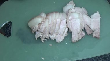 Domuzu parçalara ayır, eti baharatlarla terbiye et ve eti bir tencere yağda kızart.