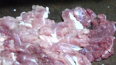 Domuzu parçalara ayır, eti baharatlarla terbiye et ve eti bir tencere yağda kızart.