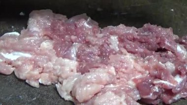 Domuzu parçalara ayır, eti baharatlarla terbiye et ve eti bir tencere yağda kızart.