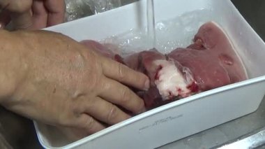 Domuzu parçalara ayır, eti baharatlarla terbiye et ve eti bir tencere yağda kızart.