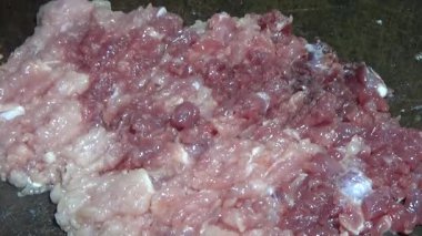 Domuzu parçalara ayır, eti baharatlarla terbiye et ve eti bir tencere yağda kızart.