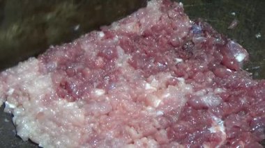 Domuzu parçalara ayır, eti baharatlarla terbiye et ve eti bir tencere yağda kızart.