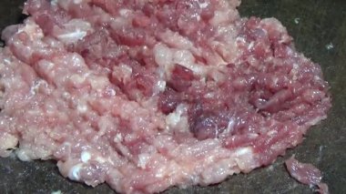 Domuzu parçalara ayır, eti baharatlarla terbiye et ve eti bir tencere yağda kızart.