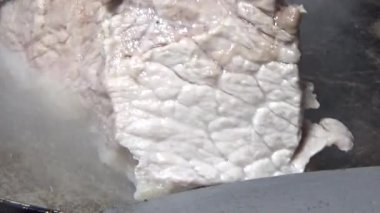 Domuzu parçalara ayır, eti baharatlarla terbiye et ve eti bir tencere yağda kızart.