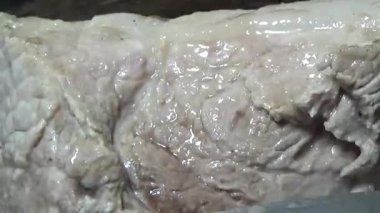 Domuzu parçalara ayır, eti baharatlarla terbiye et ve eti bir tencere yağda kızart.